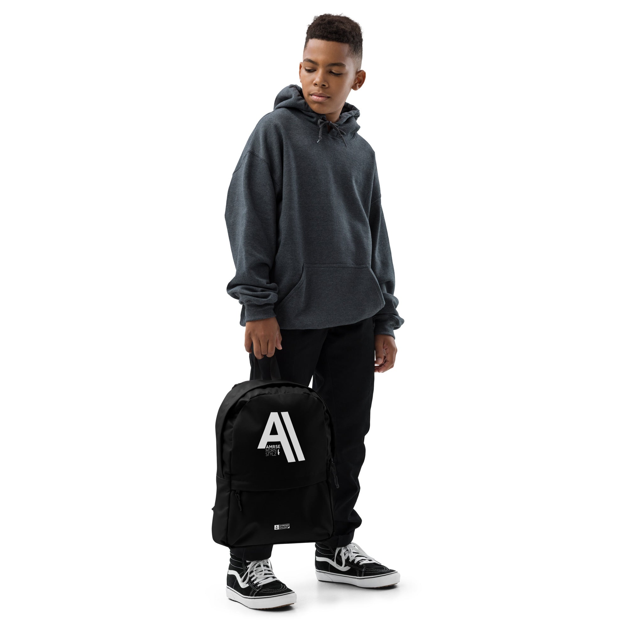 Modern Styles Rucksack Schwarz – Streetwear Backpack getragen von Model inspiriert von Starnberg & Tutzing am Starnberger See