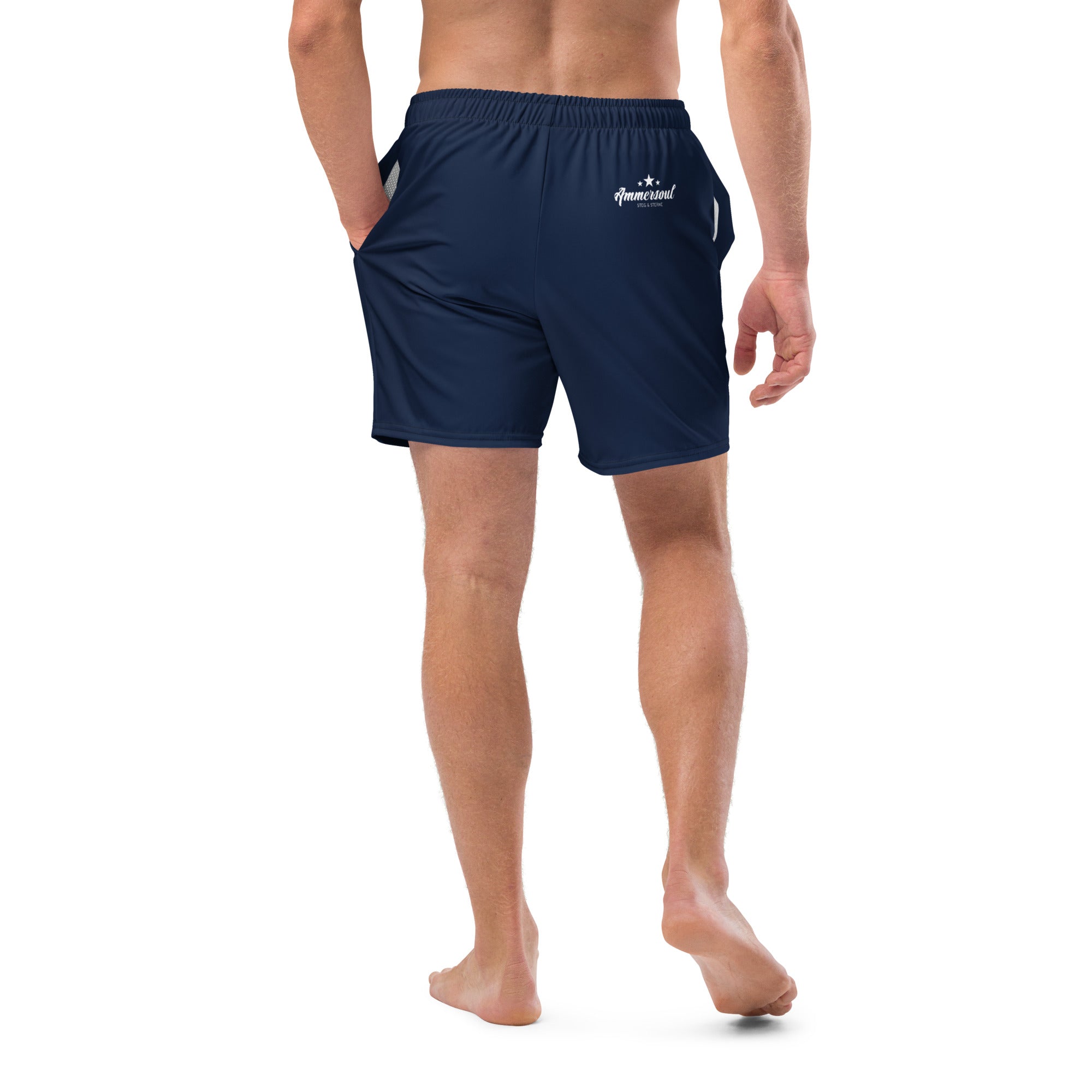 Ammersoul Badeshort Herren Navy – Model trägt nachhaltige Swimwear inspiriert von Utting & Ambach im Fünfseenland