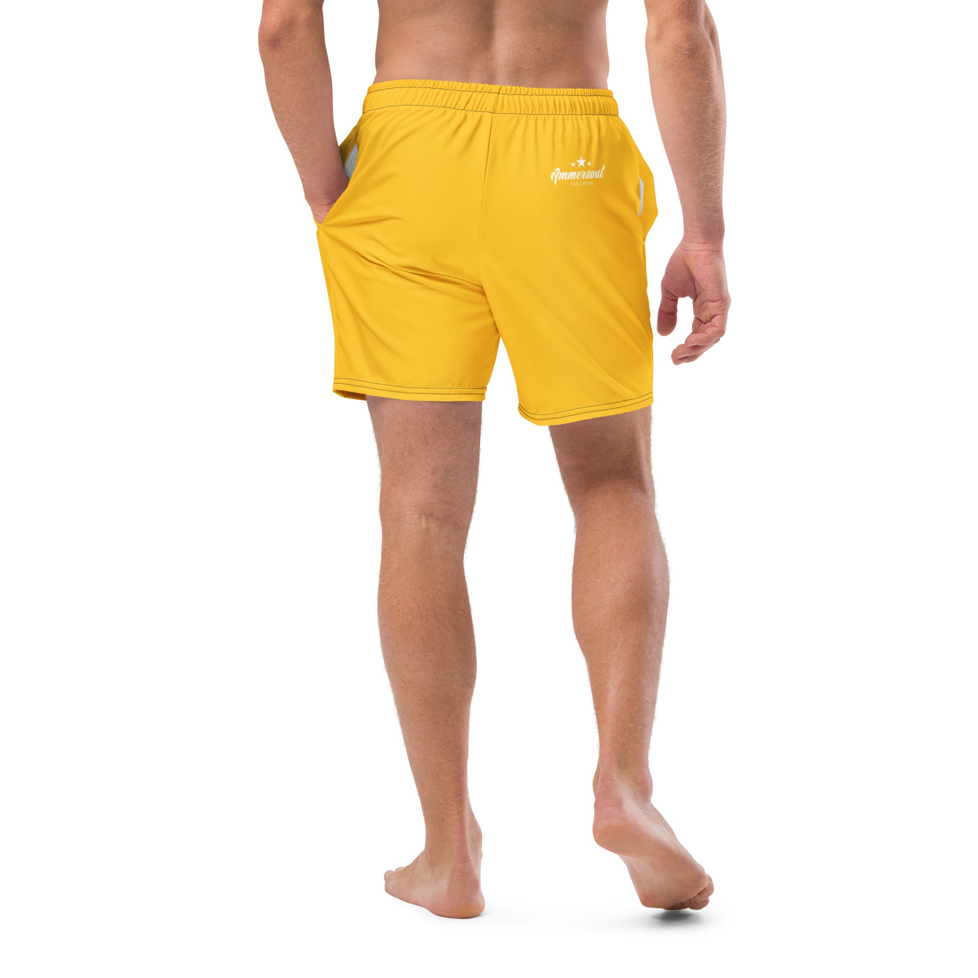 Ammersoul Badeshort Herren Gelb – Model trägt nachhaltige Swimwear inspiriert von Utting & Ambach im Fünfseenland