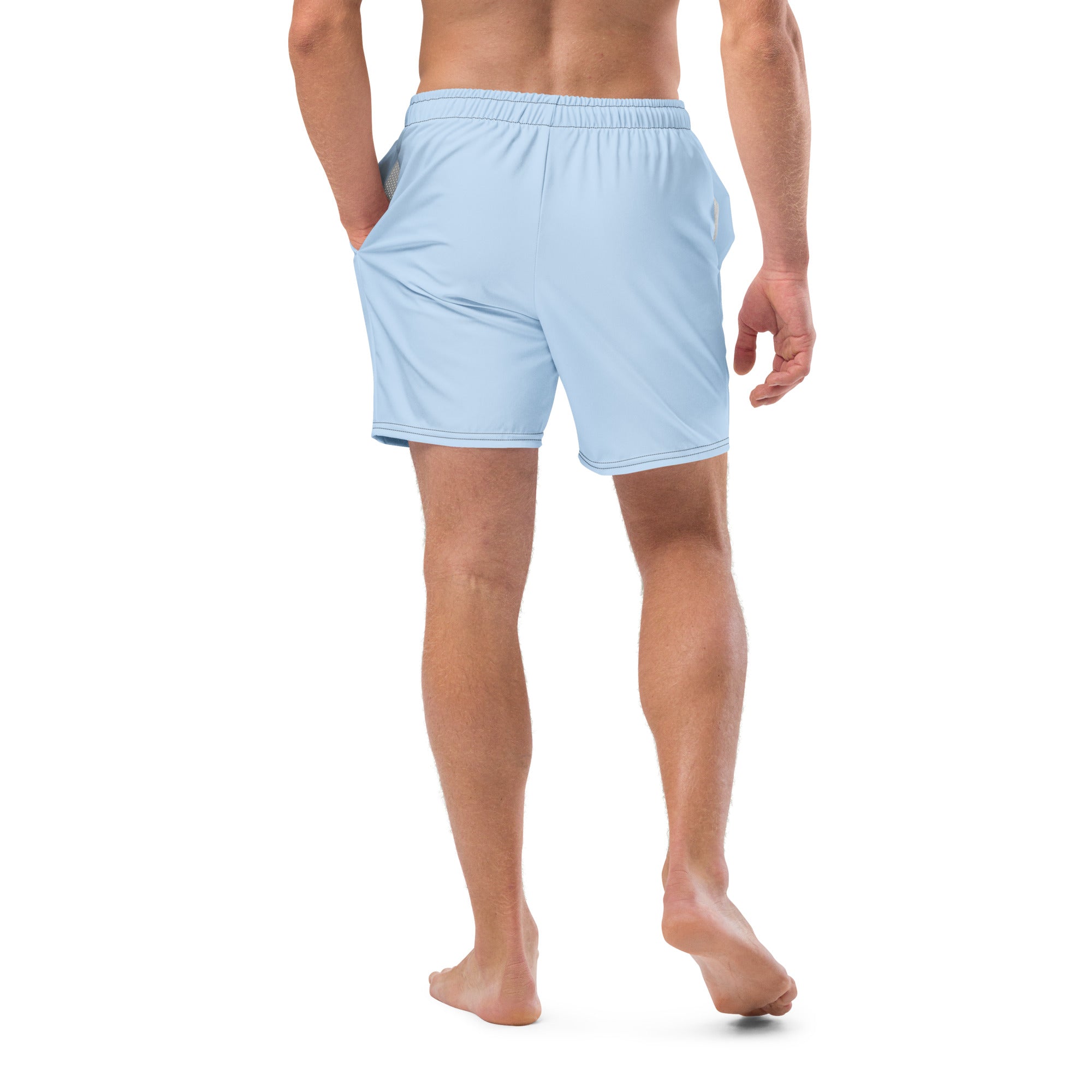 Ammersoul Badeshort Herren Hellblau – Model trägt nachhaltige Swimwear inspiriert von Utting & Ambach im Fünfseenland