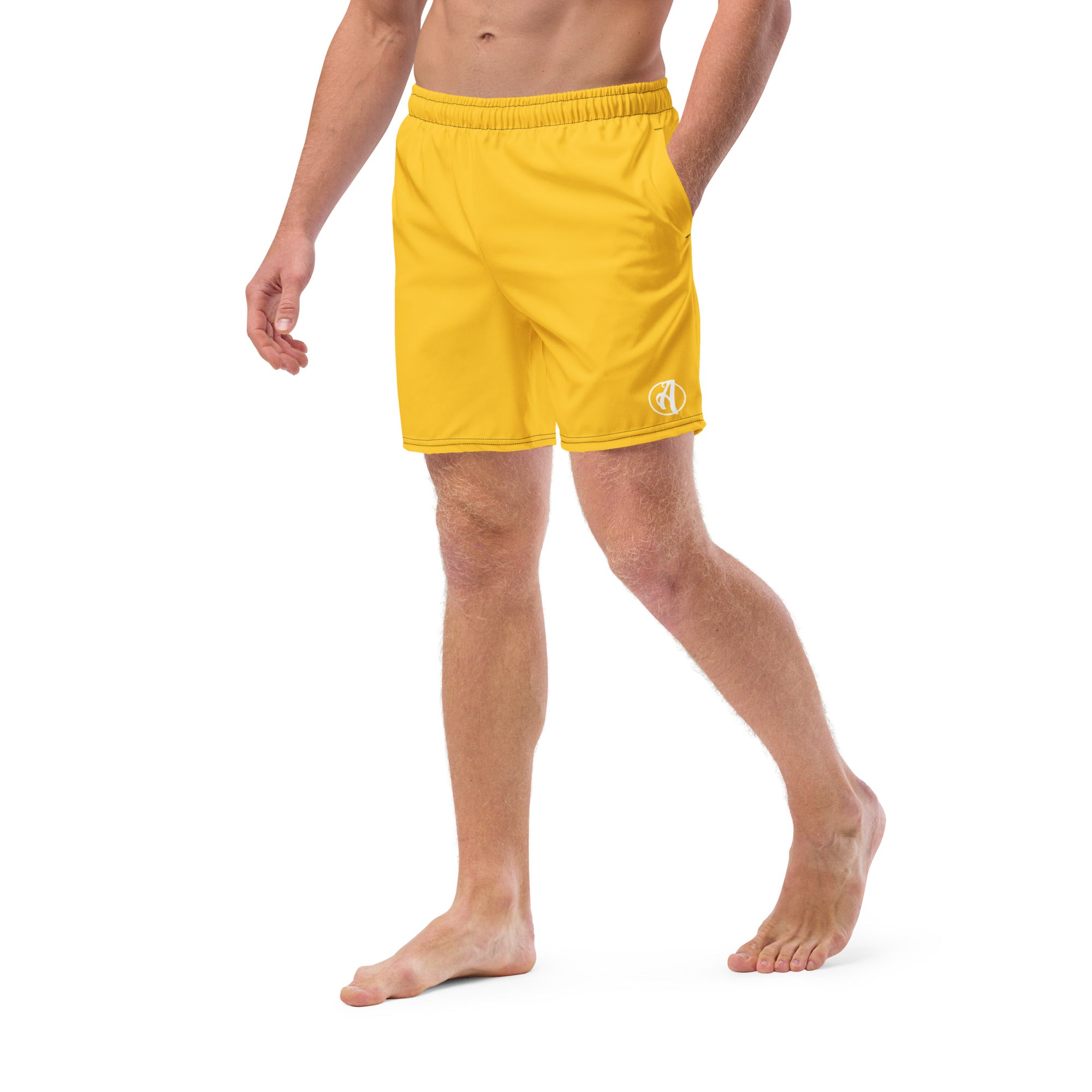 Ammersoul Badeshort Herren Gelb – Model trägt Beachwear inspiriert von Herrsching & Dießen am Ammersee bei Augsburg