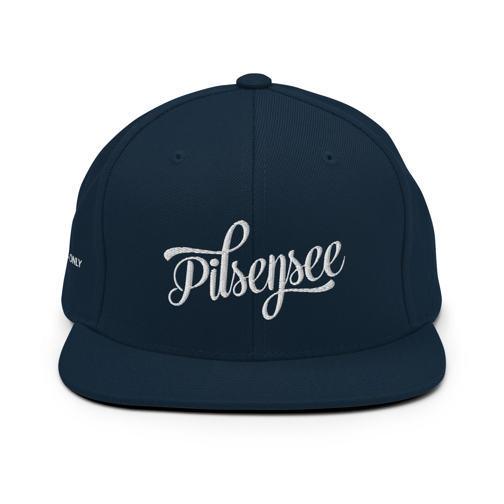 Pilsensee Cap Navy – Detail flacher Schirm inspiriert vom Pilsenbach Fischbach & Feichtenbach am Pilsensee