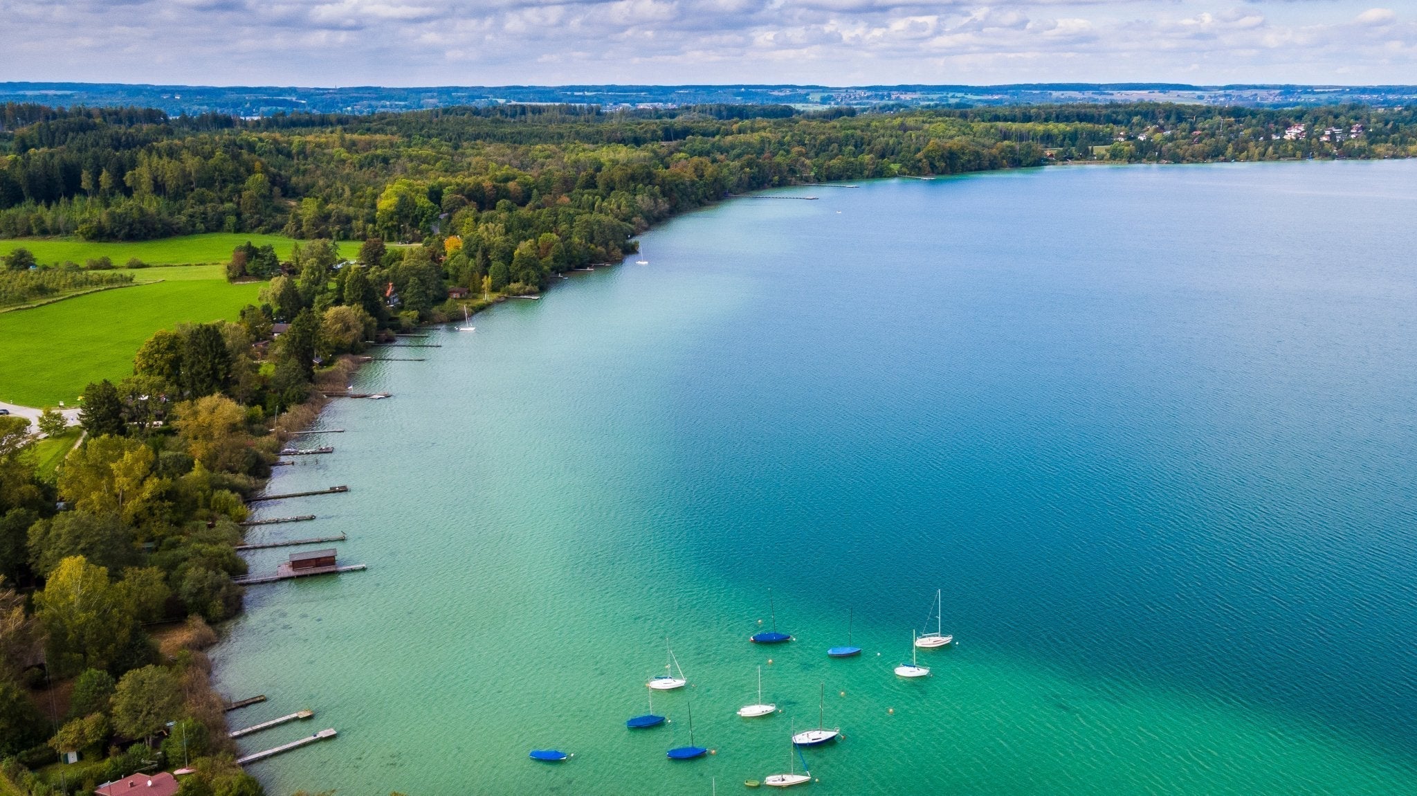 Wörthsee im Fünfseenland mit Badestelle, klarem Wasser und Sommerstimmung