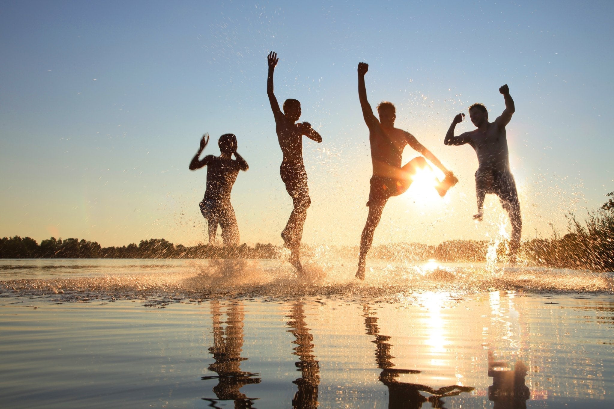 Sommerbaden im Fünfseenland mit klarem Wasser und Aktivitäten am See