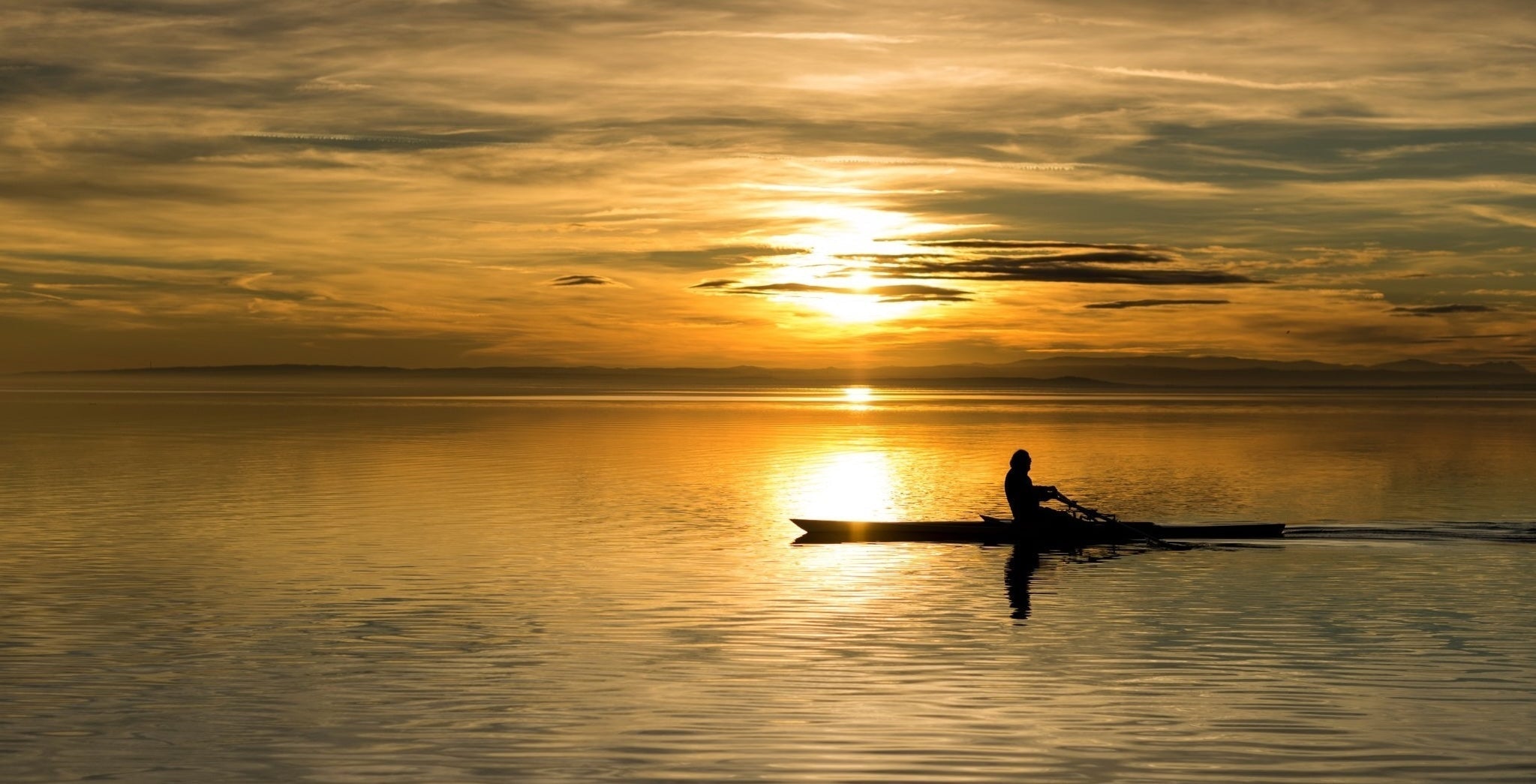 Ruderboot auf dem Ammersee bei ruhigem Wasser, Rudern im Fünfseenland