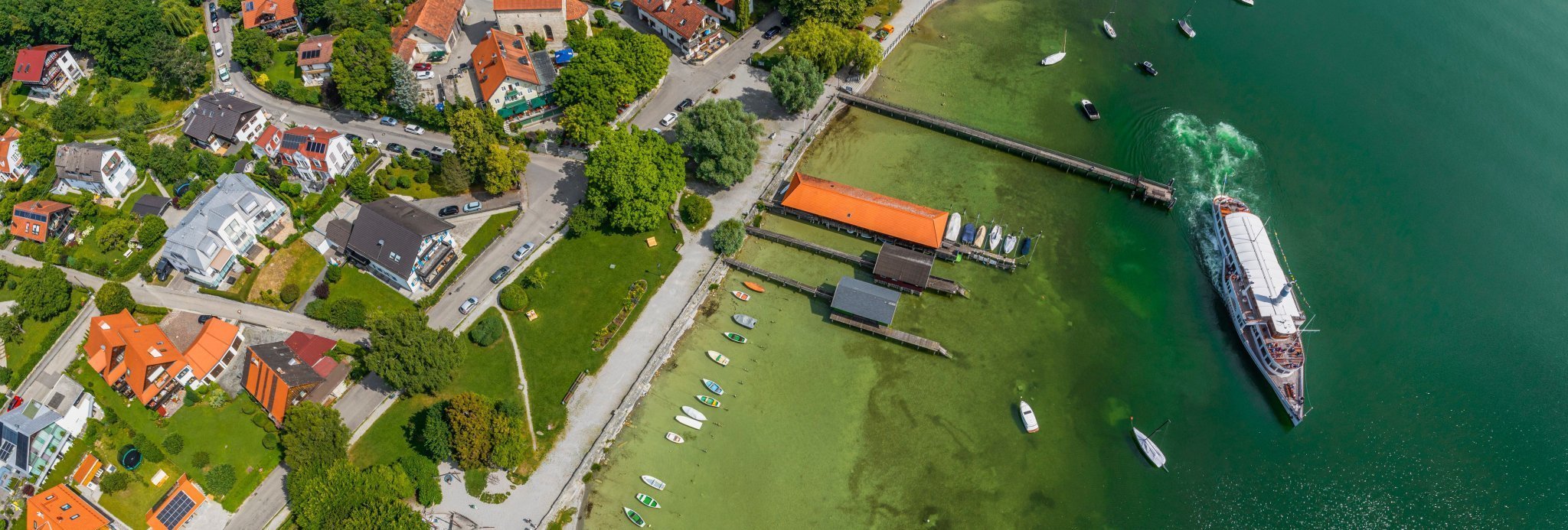 Seenschifffahrt im Fünfseenland auf Ammersee und Starnberger See – entspannte Fahrt über den See bei Sonnenuntergang