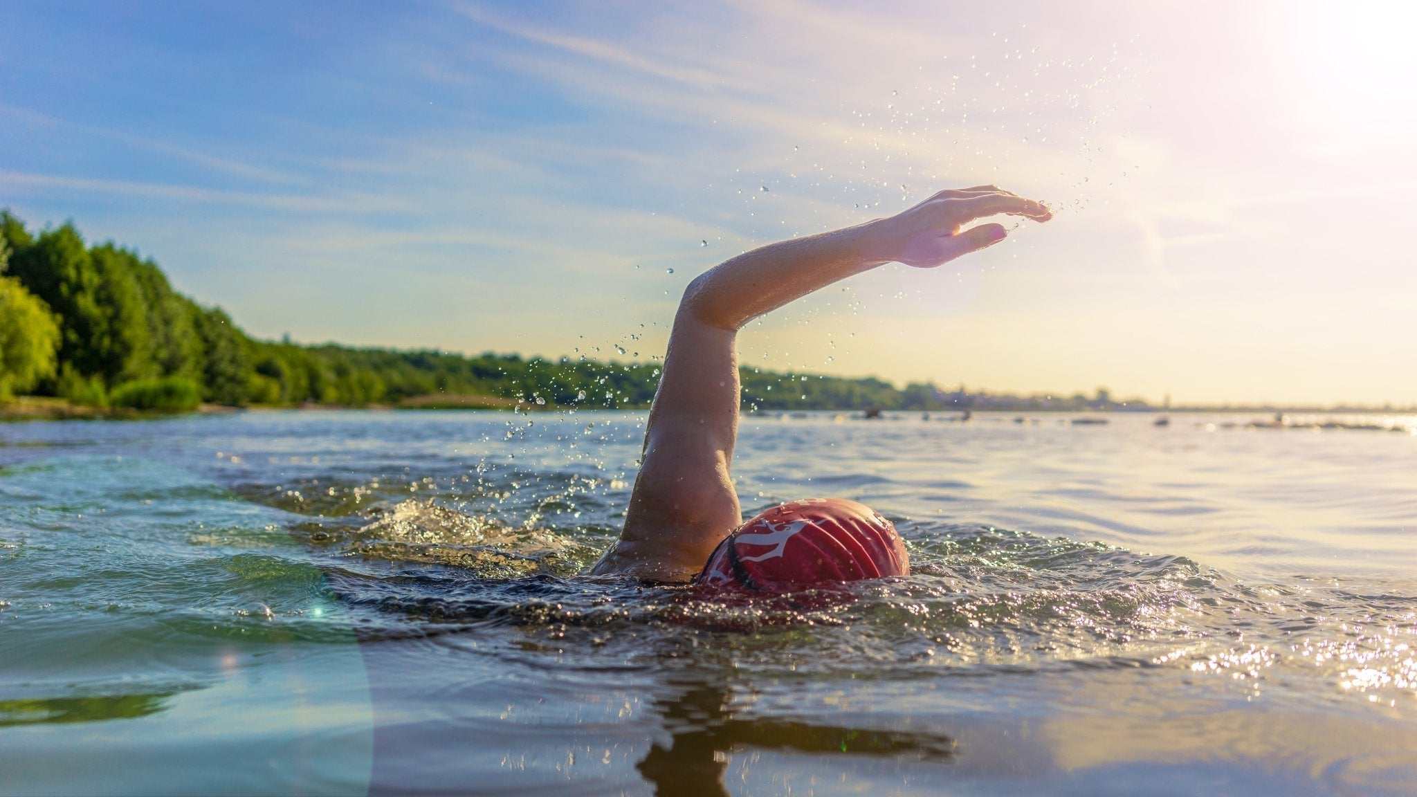 Frau schwimmt im See bei passenden Wassertemperaturen im Fünfseenland