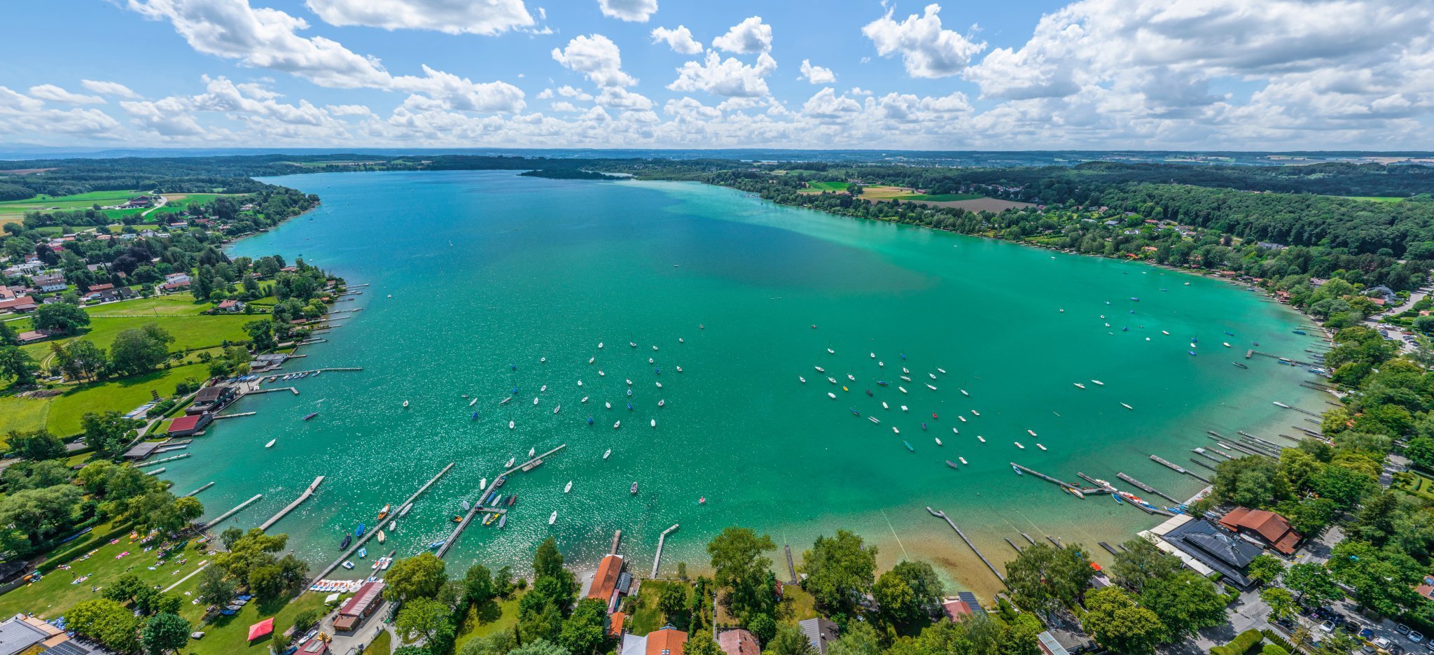 Woerthsee im Sommer mit Strandbad und Bademöglichkeiten im Fünfseenland