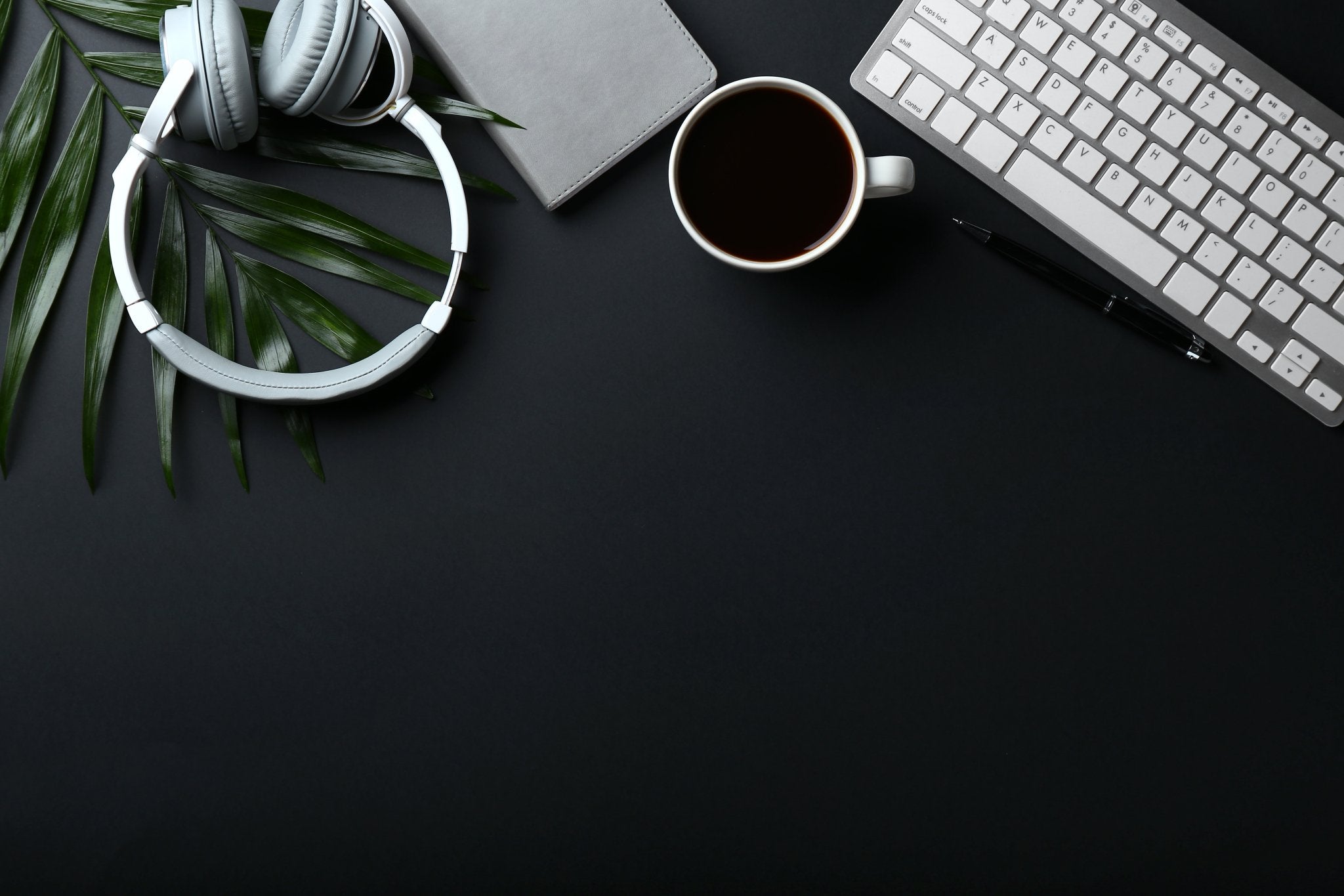 Ammersoul Blog Header mit Kaffee, Kopfhörern und Keyboard – kreativer Workspace mit Lifestyle-Vibes