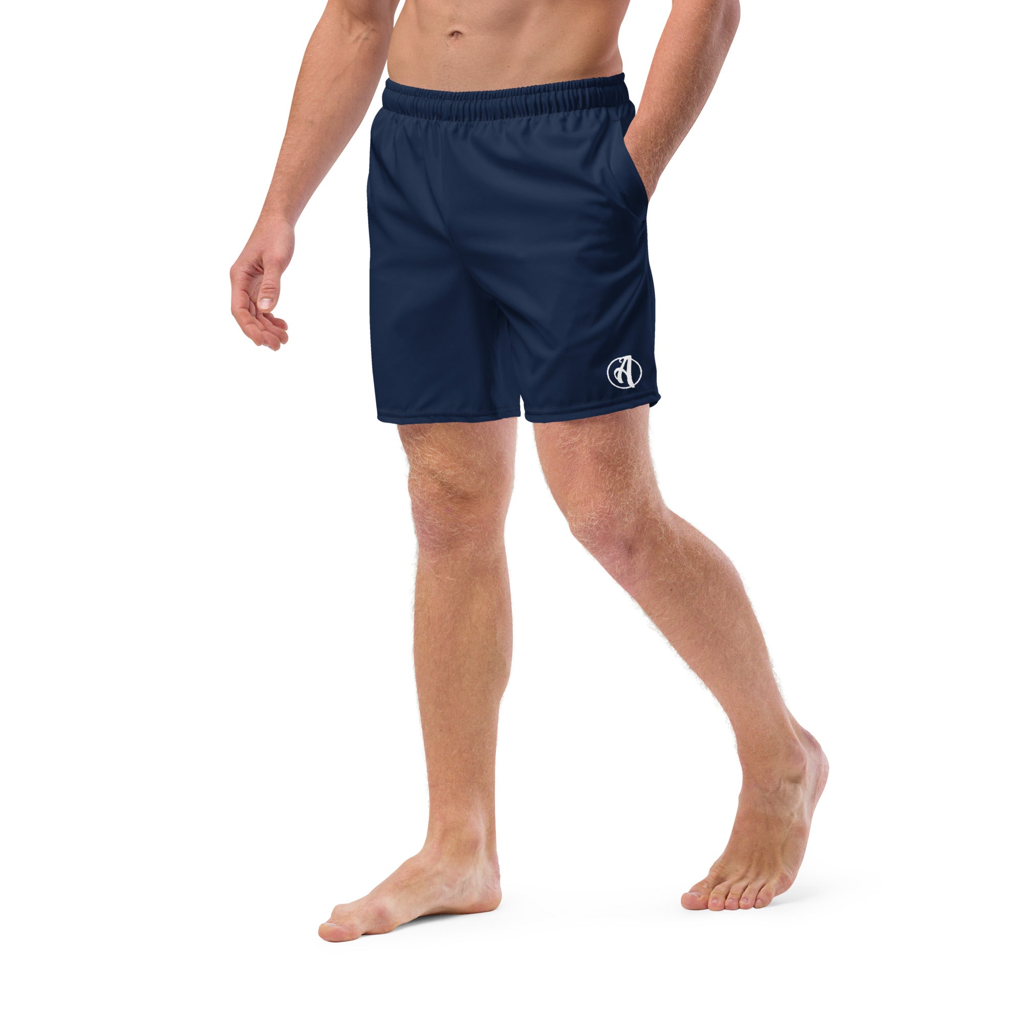 Ammersoul Badeshort Herren Navy – Model trägt Beachwear inspiriert von Herrsching & Dießen am Ammersee bei Augsburg