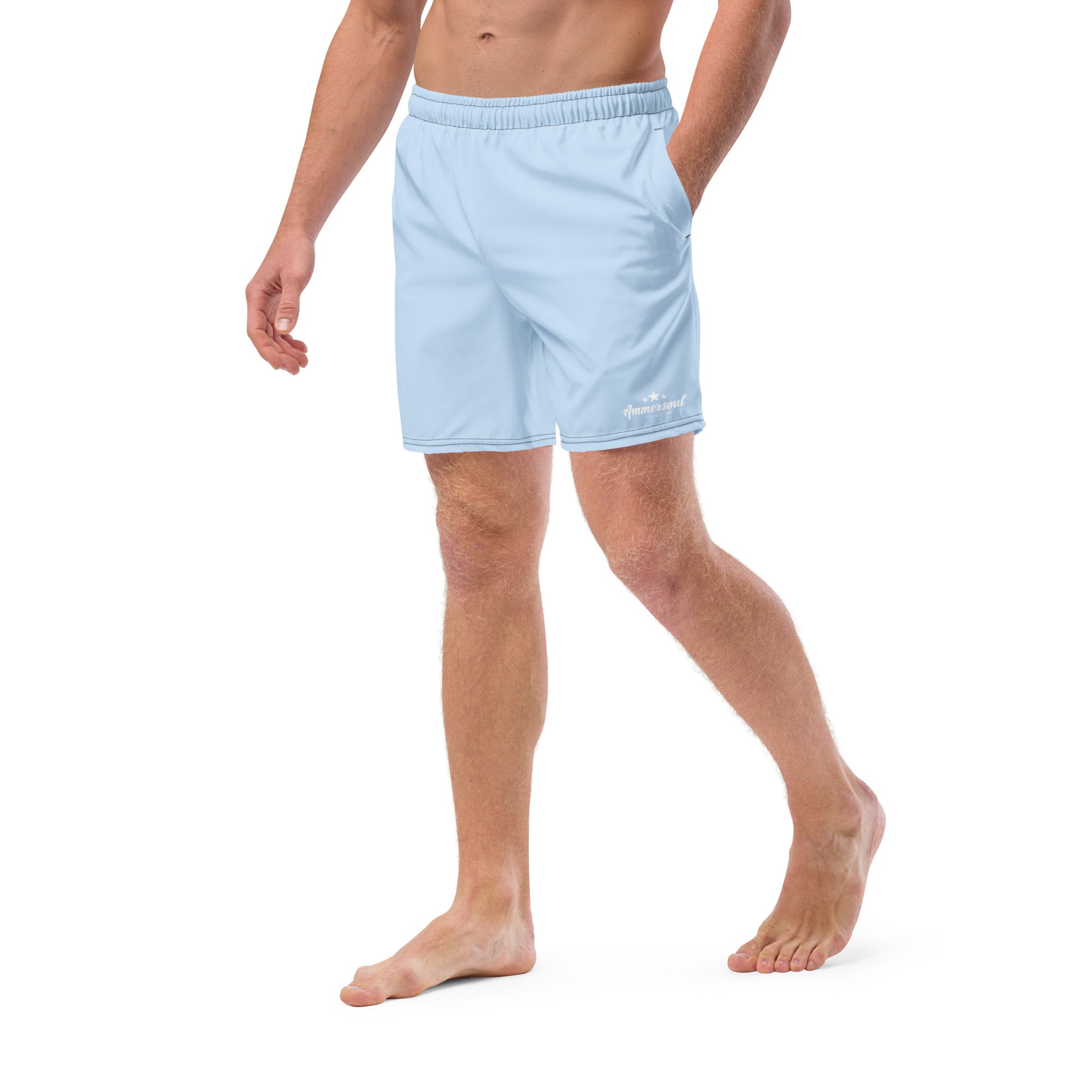 Ammersoul Badeshort Herren Hellblau – Model trägt Beachwear inspiriert von Herrsching & Dießen am Ammersee bei Augsburg