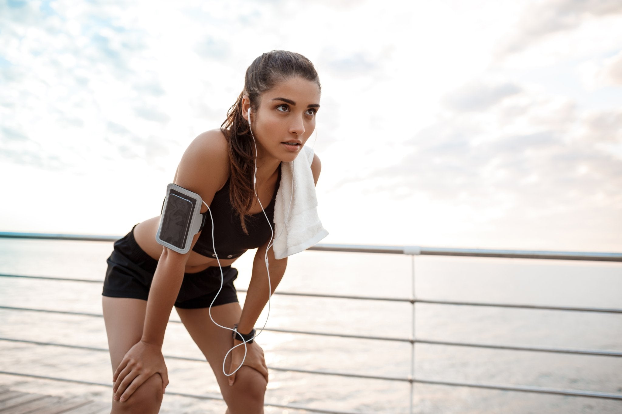 Frau beim Joggen am Starnberger See, Ammersee & Wörthsee, Pilsensee in Bayern mit Handy & Streetwear aus Online Shop