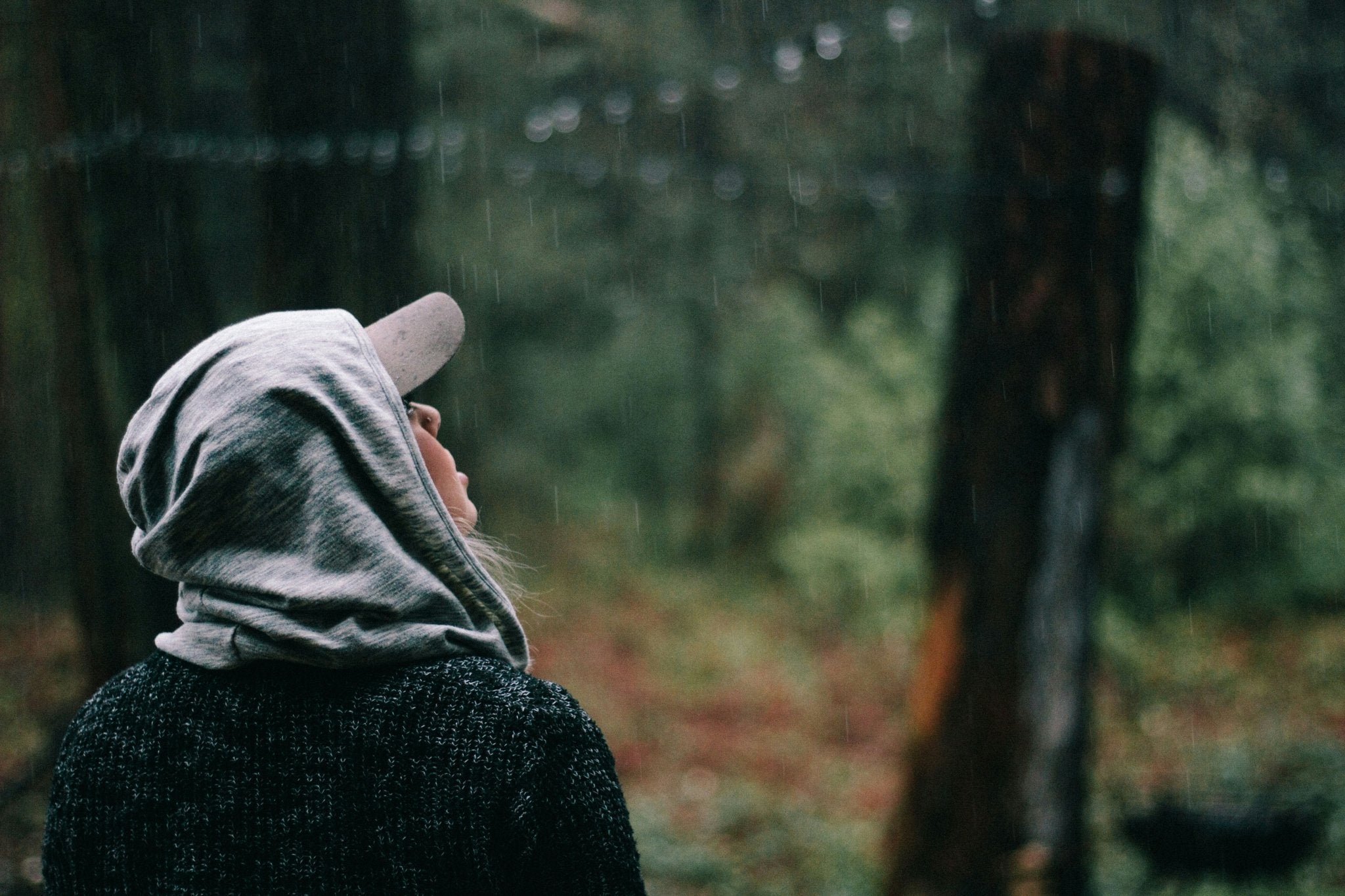 Frau beim Regen mit Hoodie Zipper aus Streetwear Online Shop aus Bayern, nahe München, Landsberg und Augsburg, DE, AT