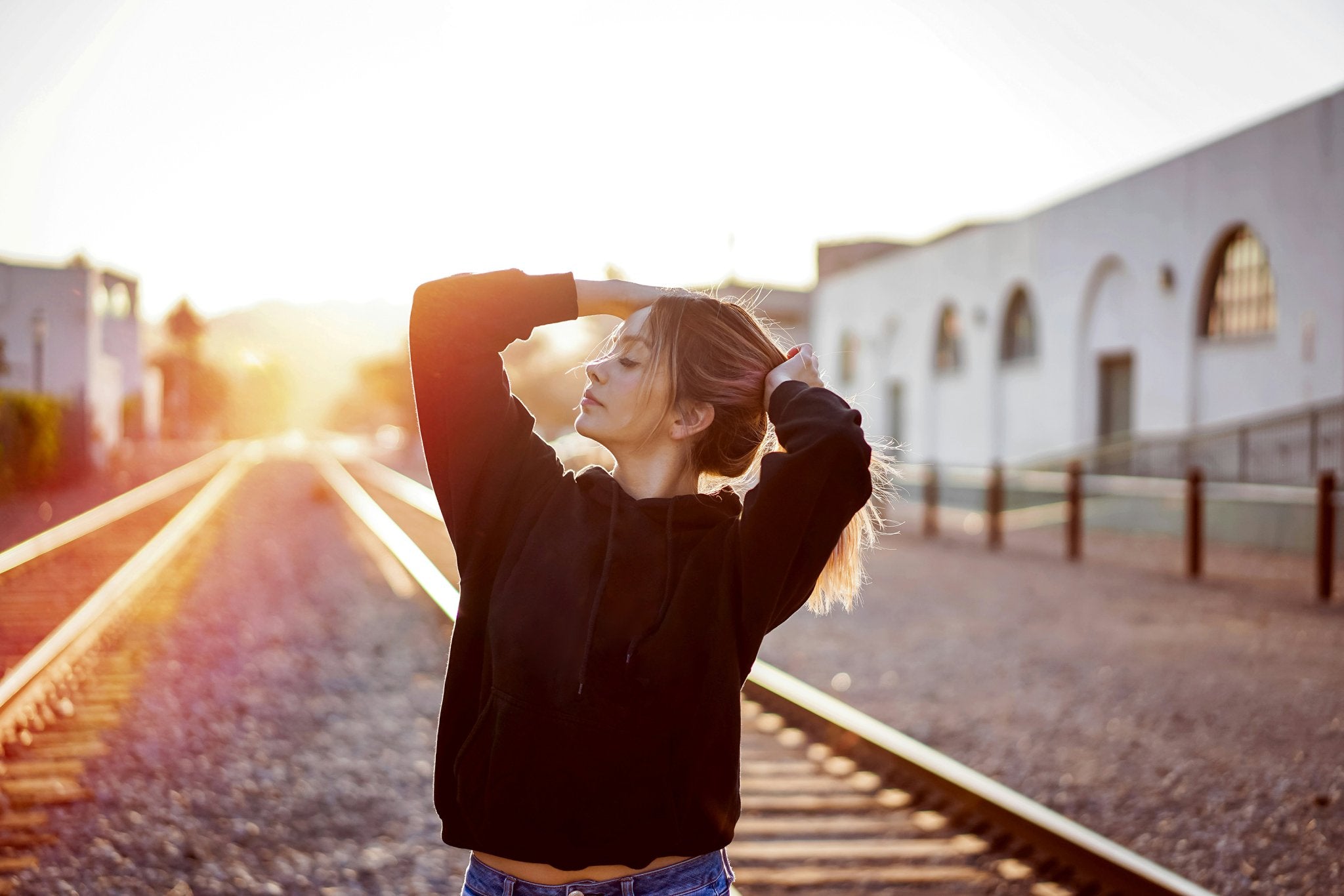 Frau mit Ammersoul Damen Hoodie Streetwear Mode am Ammersee & Starnberger See bei Landsberg, München & Augsburg, Bayern