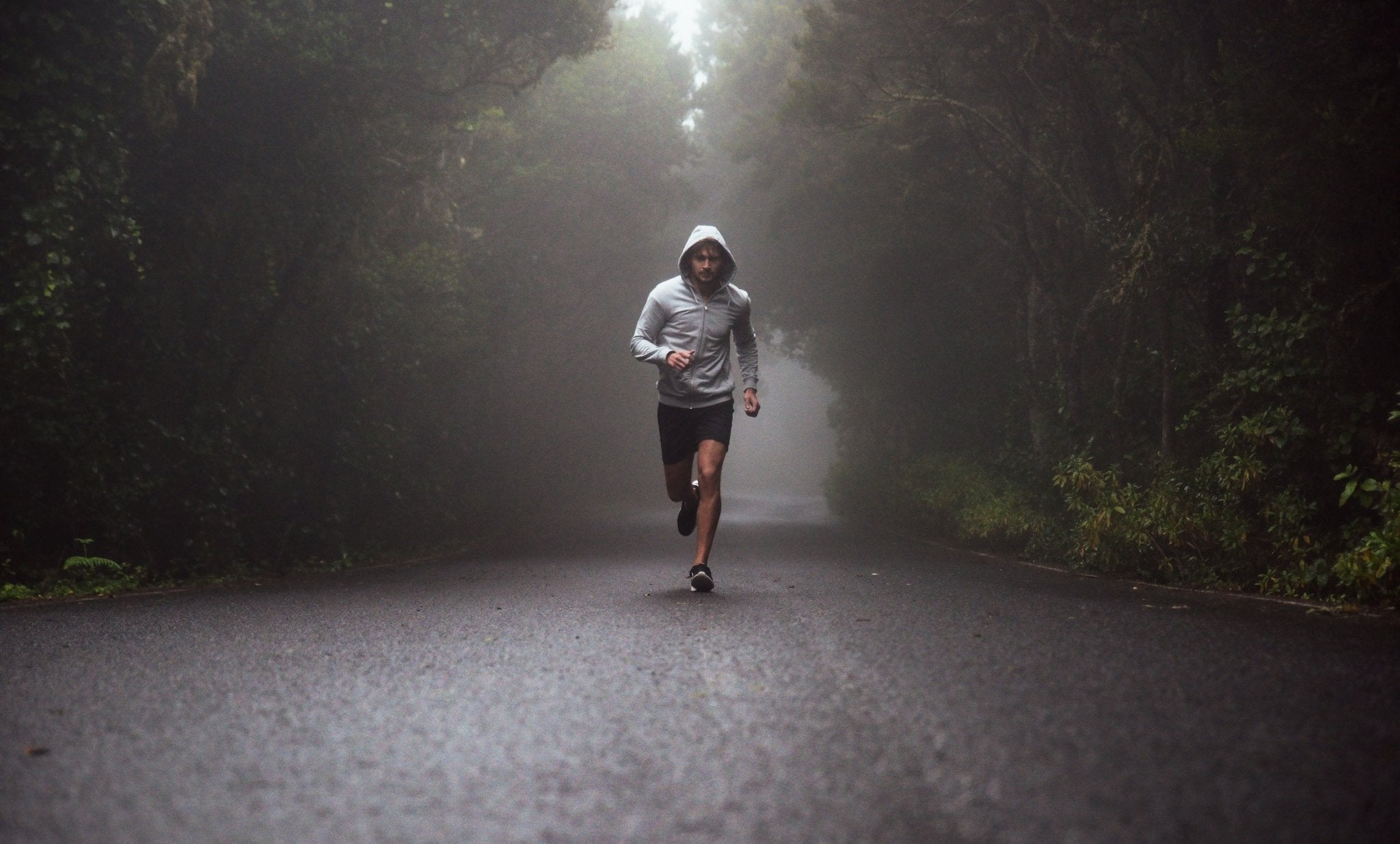 Jogger beim Laufen im Regen mit Sport Hose aus Streetwear Online Shop Starnberger See & Ammersee bei München, Landsberg, Augsburg