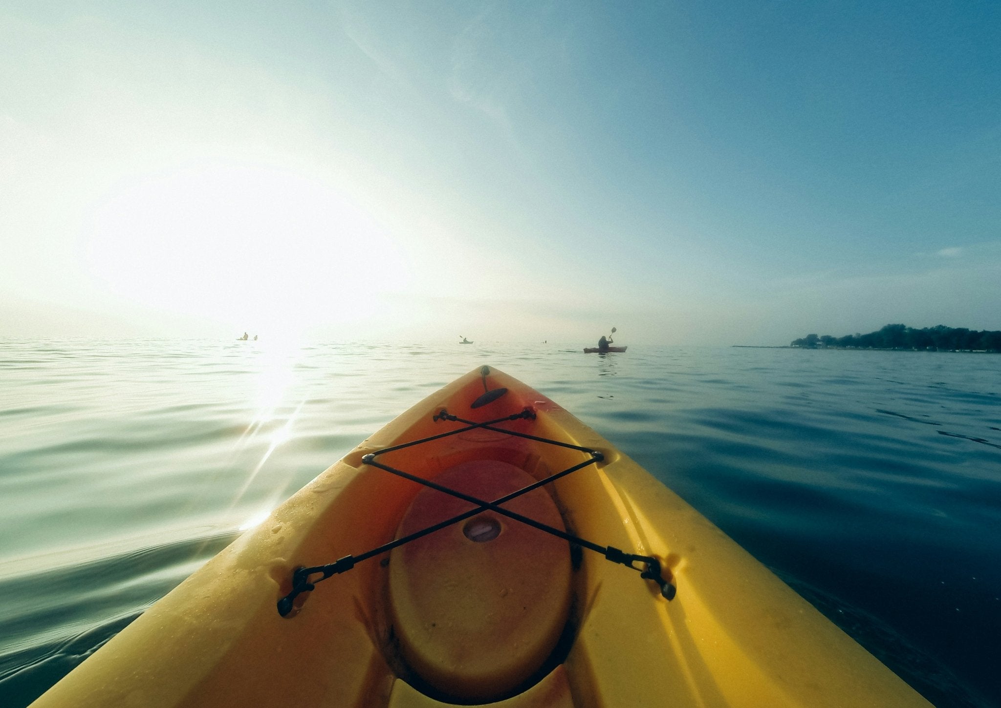 Gelbes Kayak auf dem Ammersee, Freizeit & Wassersport inspiriert vom Fünfseenland in Bayern. Beliebt in DE, AT, CH