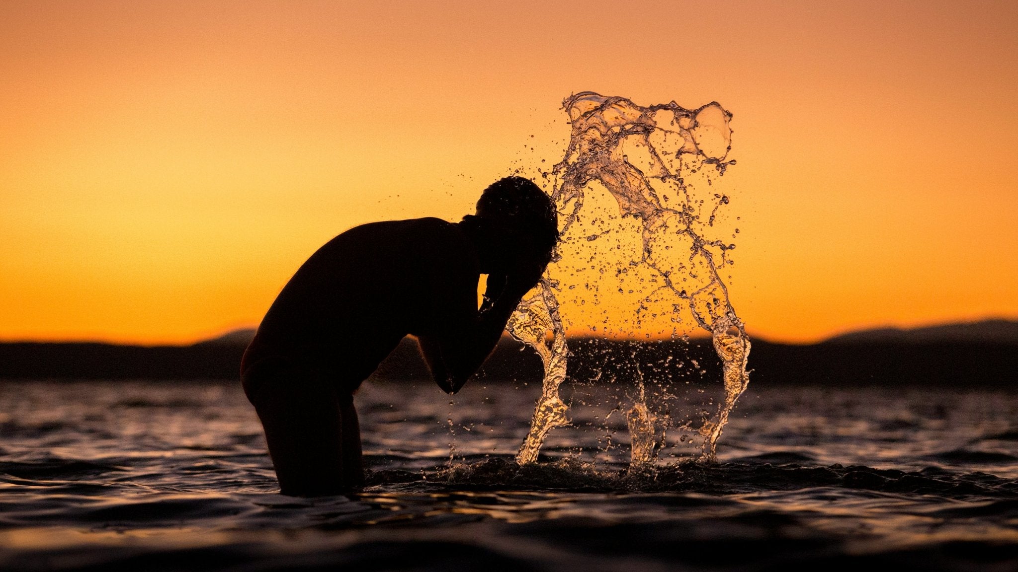 Lake Style Mood von Ammersoul: Mensch im Wasser bei Sonnenuntergang am Ammersee, Starnberger See & Wörthsee, Bayern.