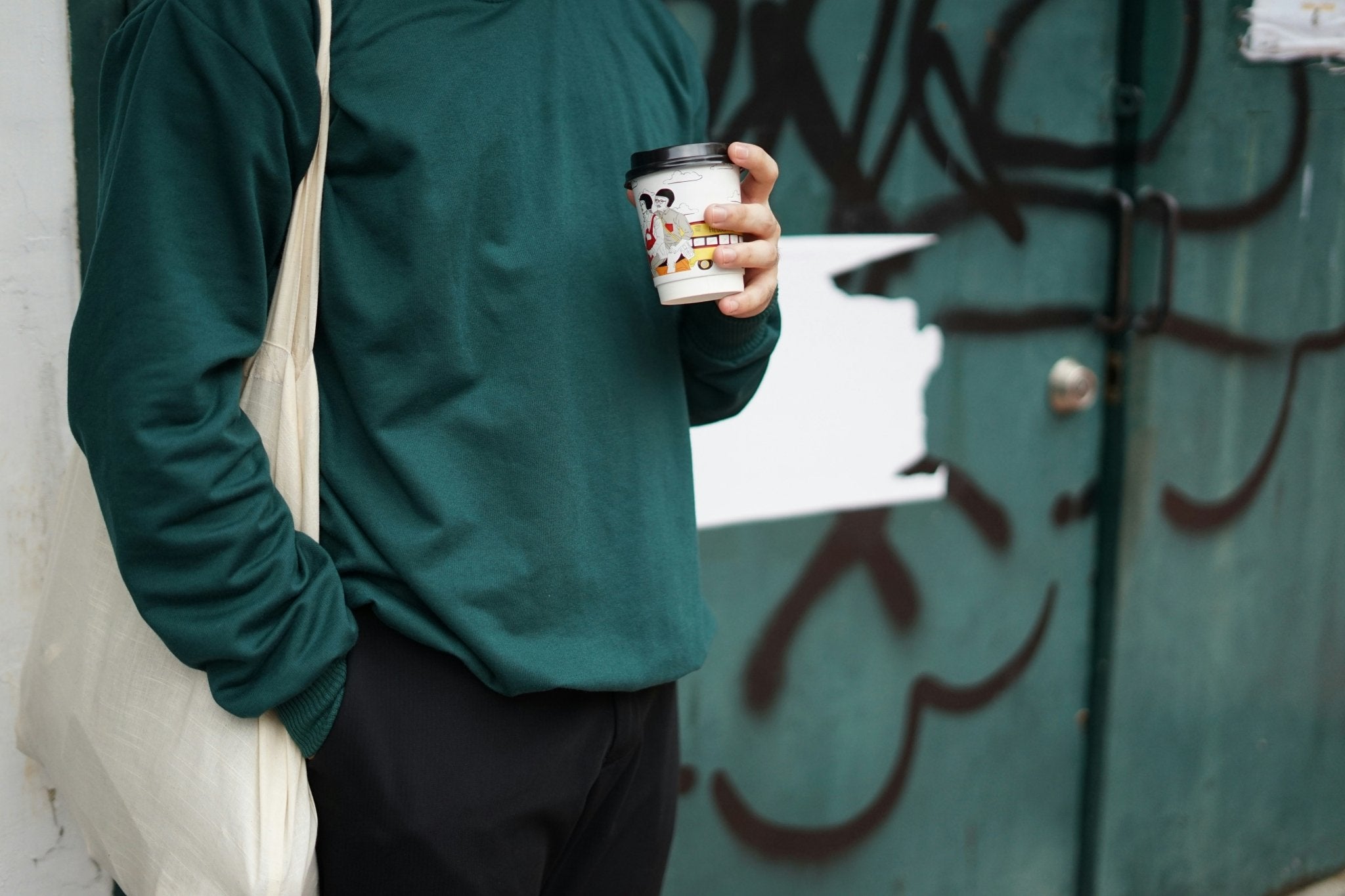 Person mit Stoffbeutel & Shopper im Streetwear Look: Accessoires vom Ammersee, Starnberger See & Wörthsee, bei München Bayern