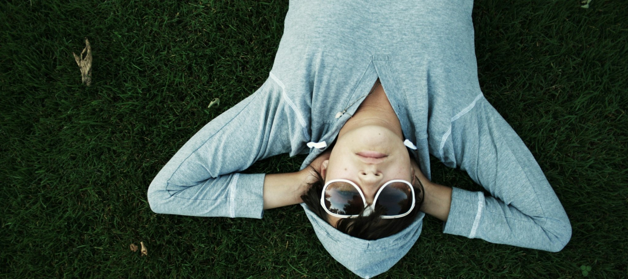 Teenager auf Gras mit Hoodie (Kapuzenpullover) aus Streetwear Online Shop am Ammersee, Starnberg bei Landsberg, München, Bayern