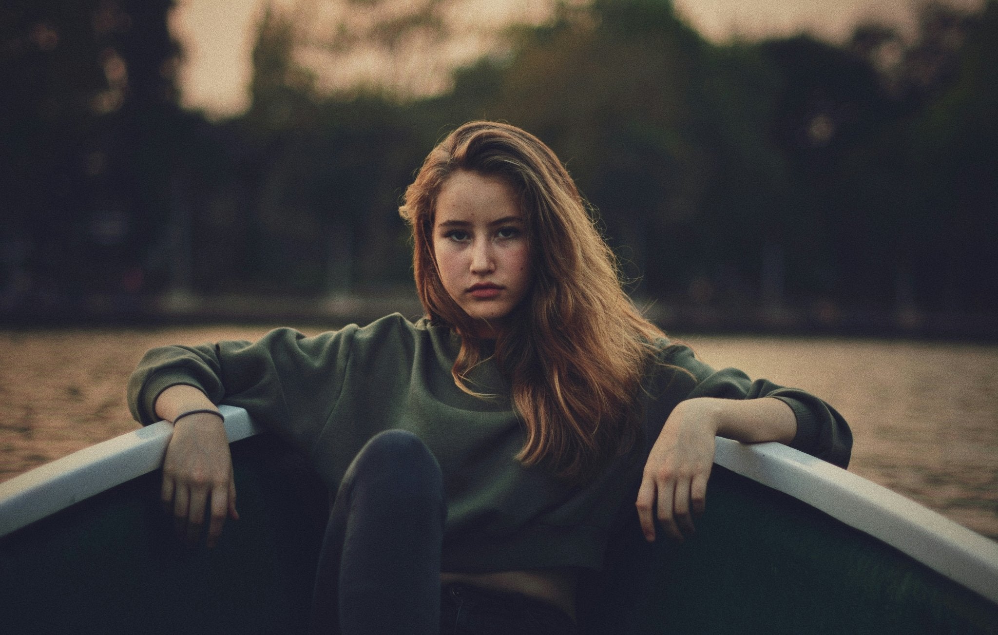 Teenager sitzt in Boot mit Sweater am Ammersee & Starnberger See, Wörthsee in Landsberg bei München, Augsburg, Bayern, DE