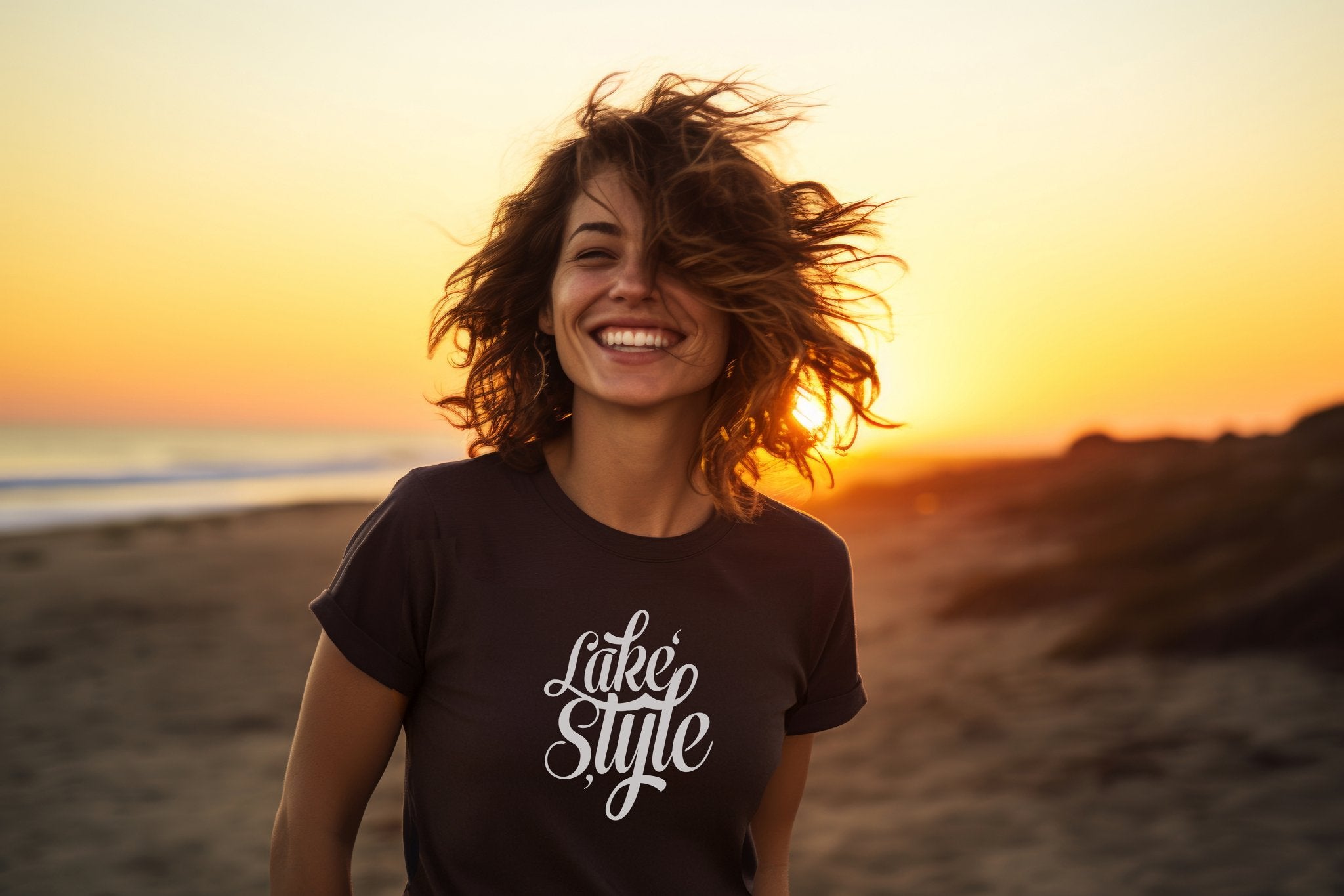 Frau trägt Ammersoul Streetwear T-Shirt mit Lake Style Schriftzug am Ammersee