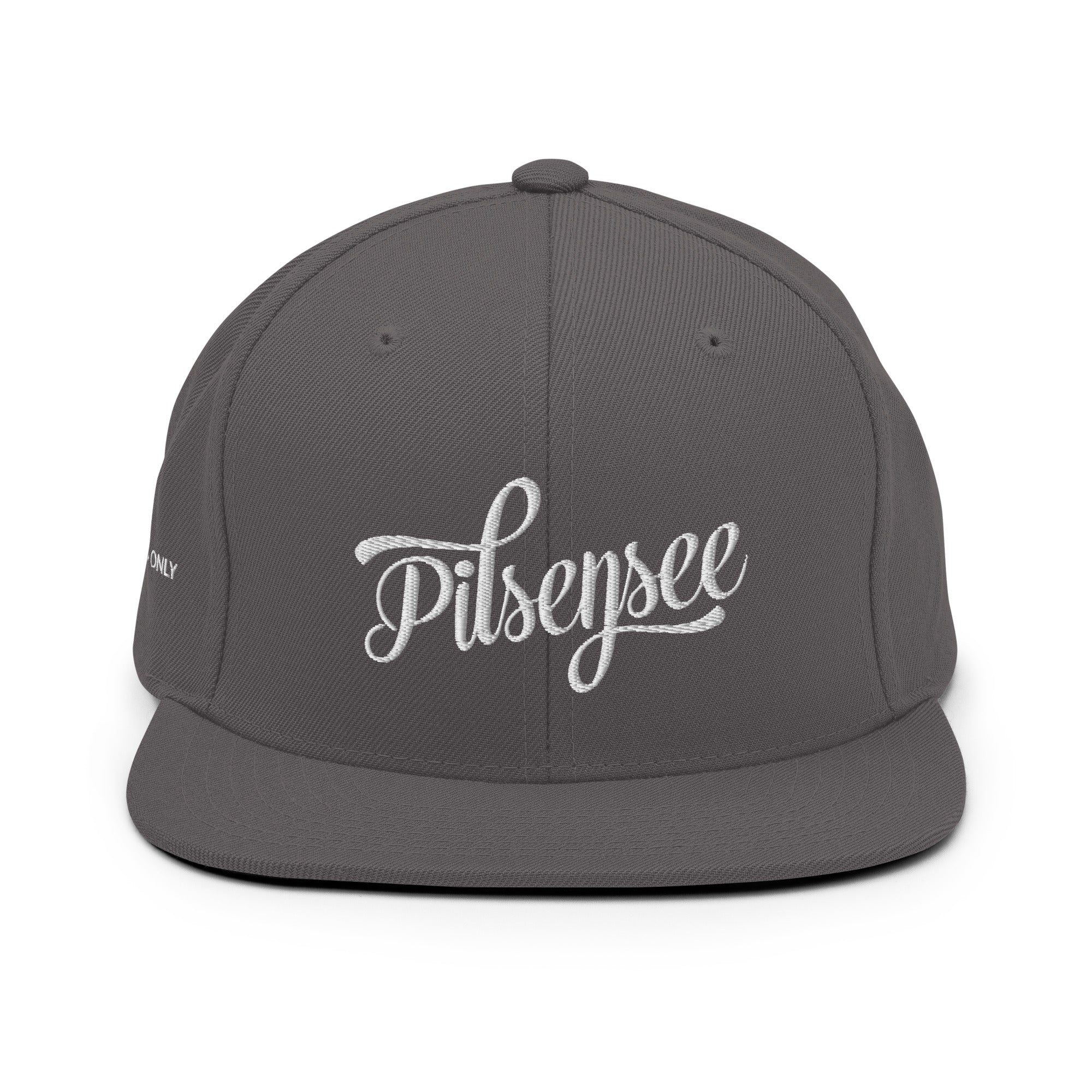 Pilsensee Snapback Cap Grau – Detail flacher Schirm inspiriert vom Pilsensee-Leben bei München in Bayern
