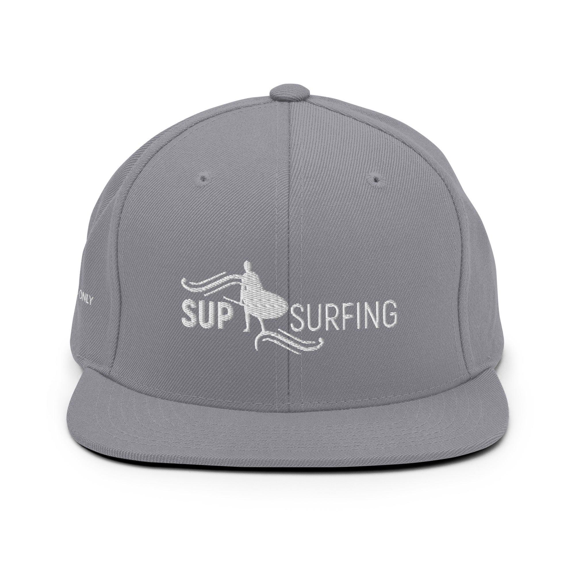 SUP Surfing Snapback Cap Hellgrau – Detail, inspiriert vom Pilsensee & Weßlinger See Lifestyle in Augsburg